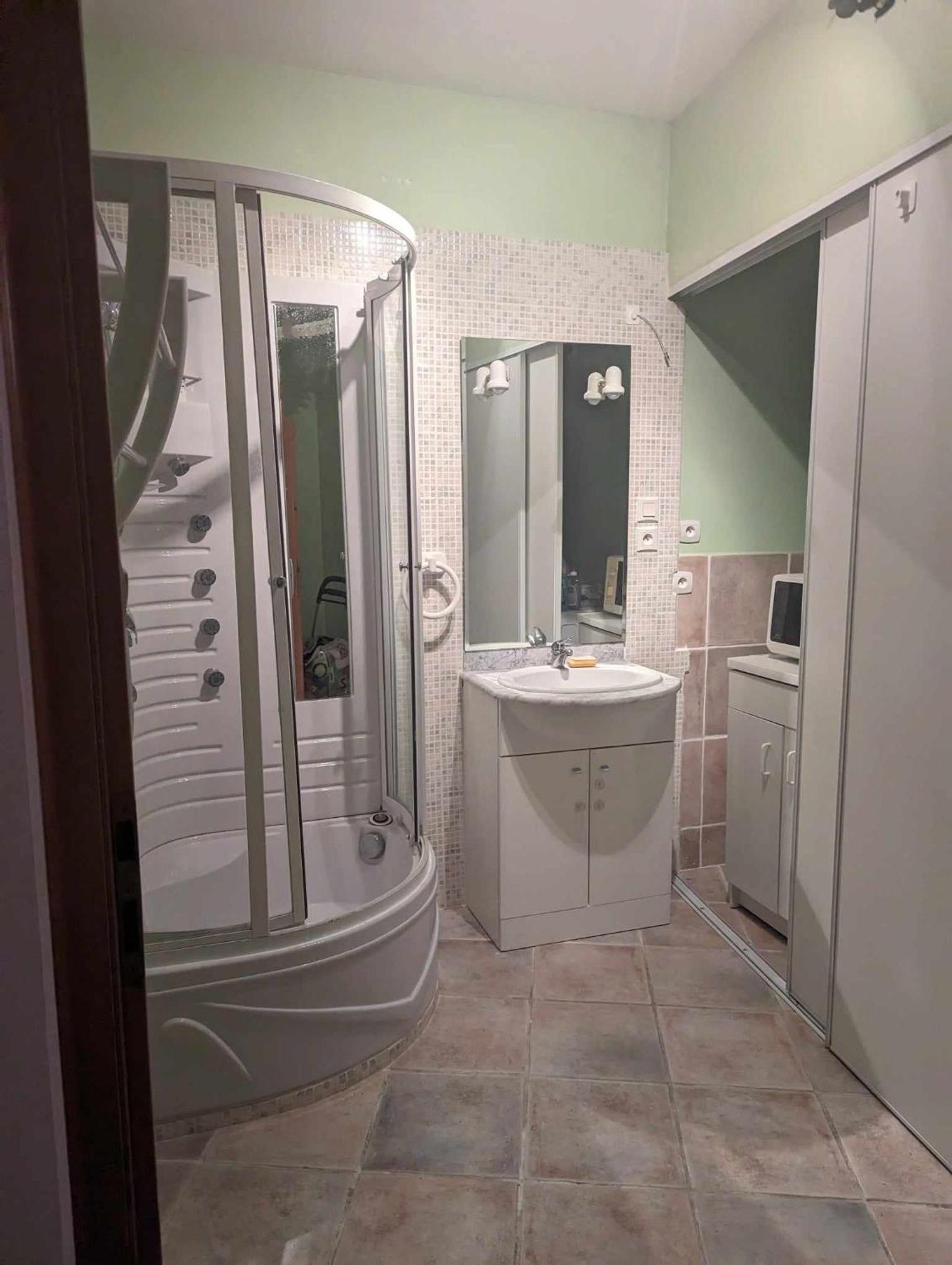 Chambre Climatisee Avec Espaces Privatifs Dont Salle De Bain Et Wc La Liviniere Luaran gambar